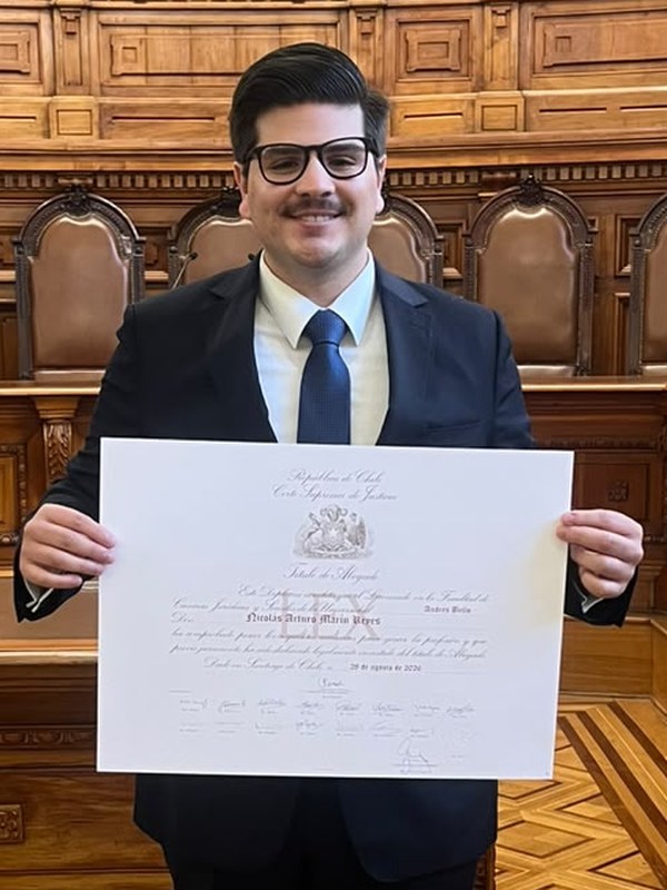 Nicolás Marín Reyes con su título de abogado en la Corte Suprema